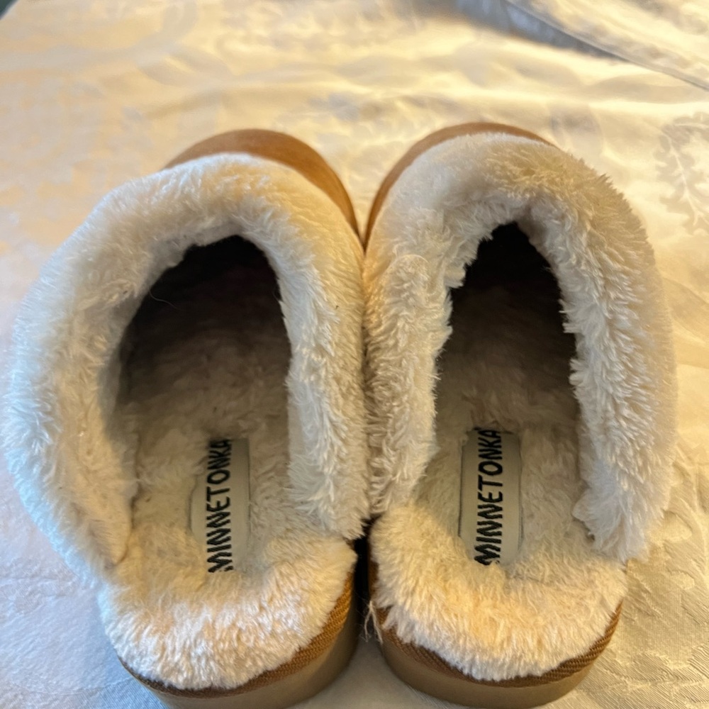 Minnetonka Tan Slippers with Cream Fur Lining 10 Womens - Picture 4 of 9
